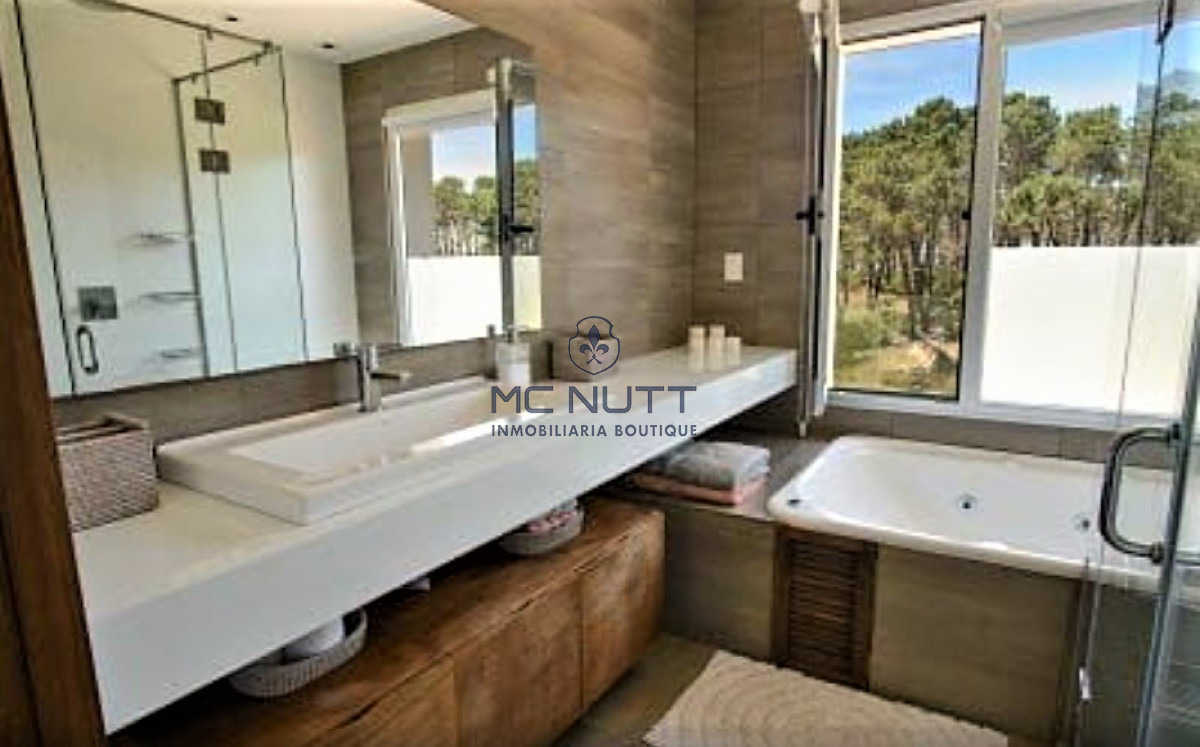 Casa ID.585/ - Excelente propiedad en Barrio Privado - Cinco Dormitorios a metros del Mar