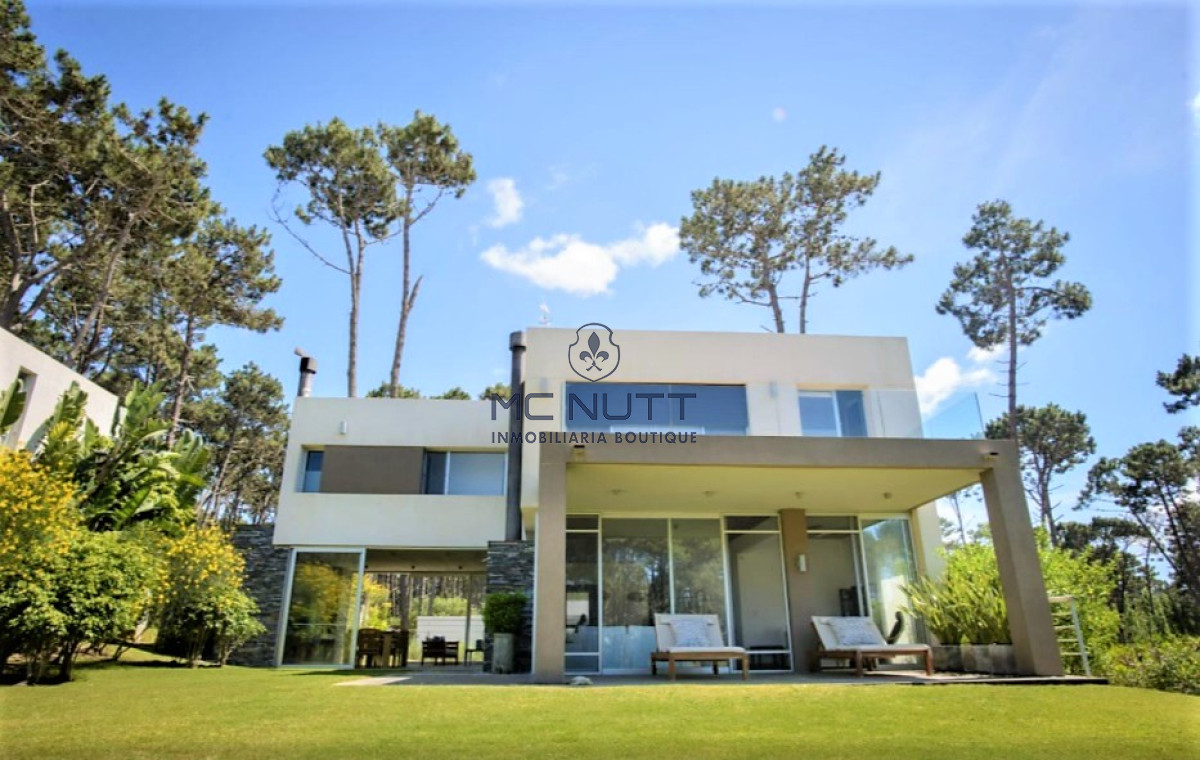 Casa ID.585/ - Excelente propiedad en Barrio Privado - Cinco Dormitorios a metros del Mar