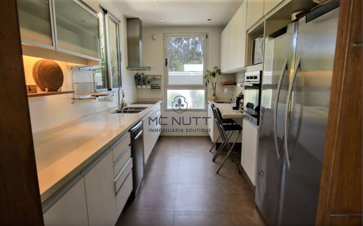 Casa ID.585/ - Excelente propiedad en Barrio Privado - Cinco Dormitorios a metros del Mar