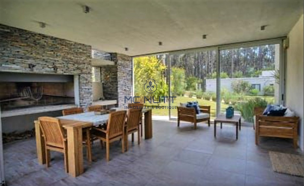 Casa ID.585/ - Excelente propiedad en Barrio Privado - Cinco Dormitorios a metros del Mar