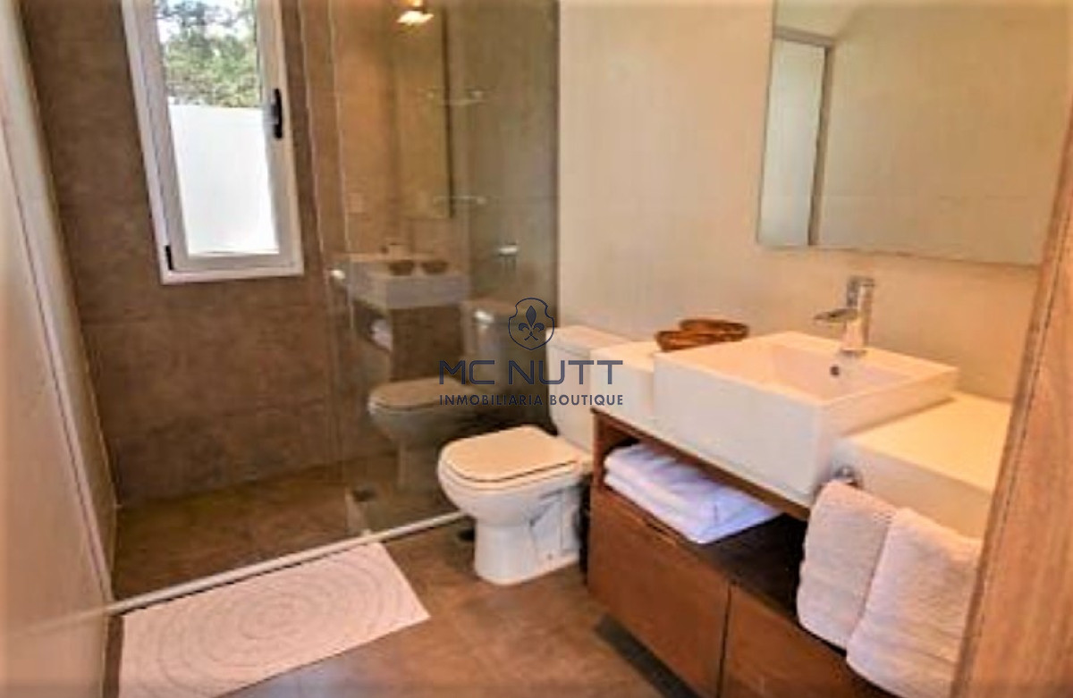 Casa ID.585/ - Excelente propiedad en Barrio Privado - Cinco Dormitorios a metros del Mar