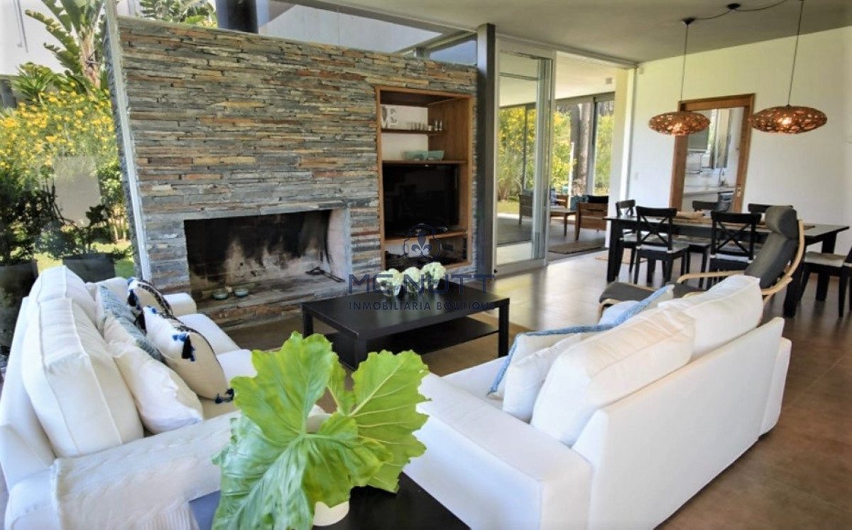 Casa ID.585/ - Excelente propiedad en Barrio Privado - Cinco Dormitorios a metros del Mar