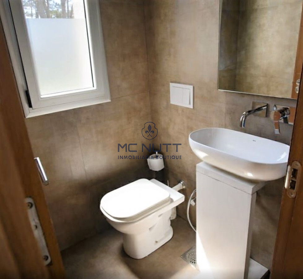 Casa ID.585/ - Excelente propiedad en Barrio Privado - Cinco Dormitorios a metros del Mar