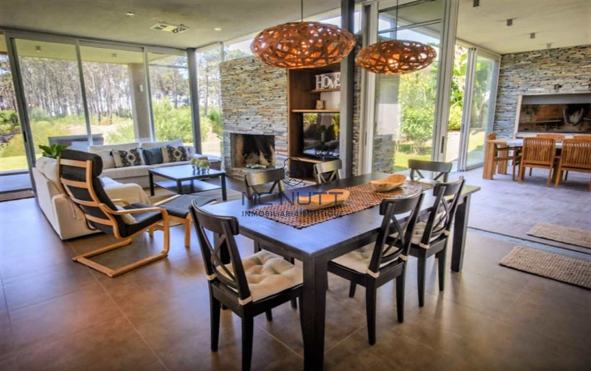 Casa ID.585/ - Excelente propiedad en Barrio Privado - Cinco Dormitorios a metros del Mar