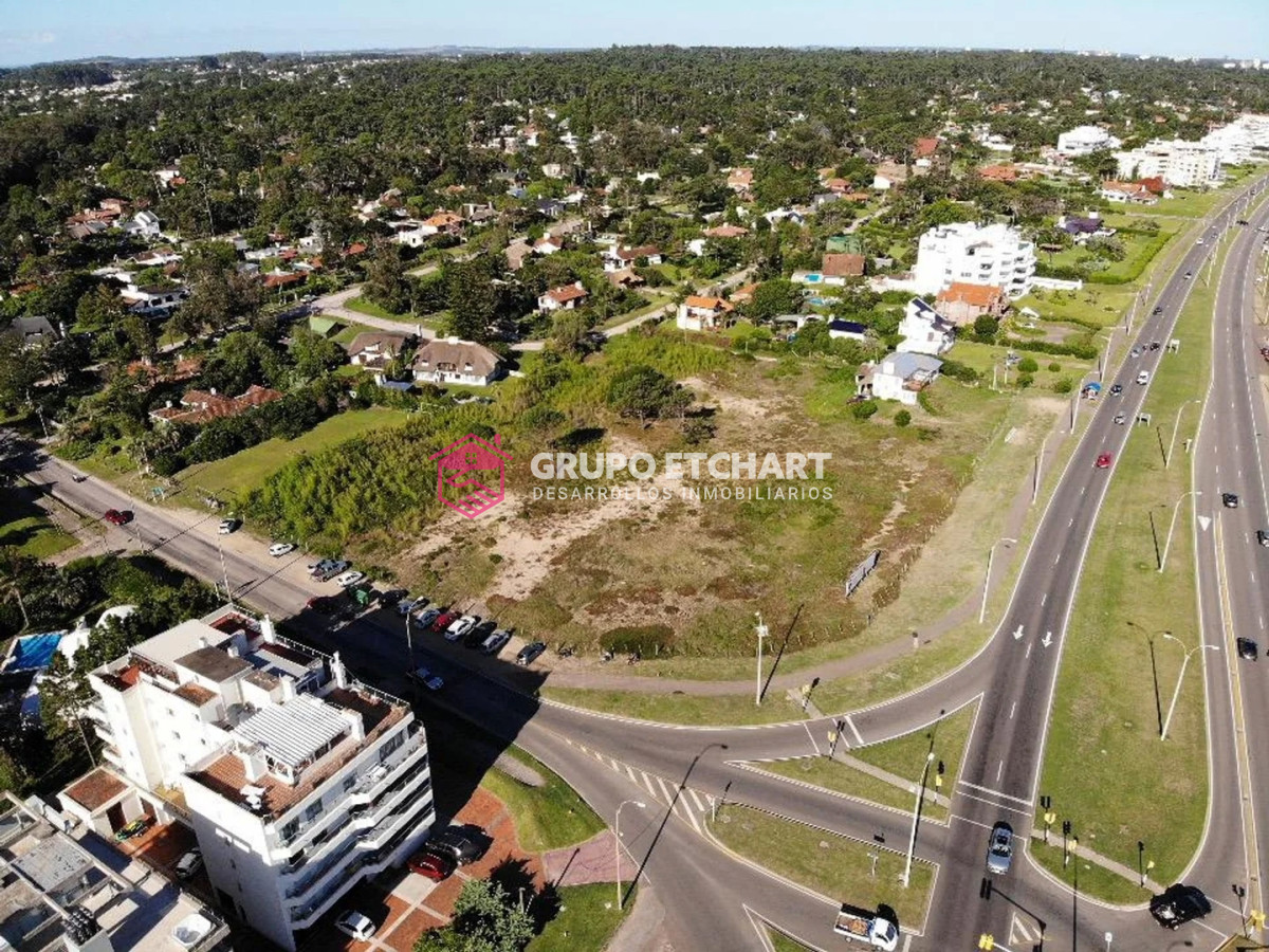 Terreno ID.35 - Terreno Frente al Mar Lote 10.376 m2 frente al mar Punta del Este