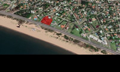 Lote de 7000m2 frente al mar en venta, Punta Este.