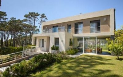Excelente propiedad en Barrio Privado - Cinco Dormitorios a metros del Mar