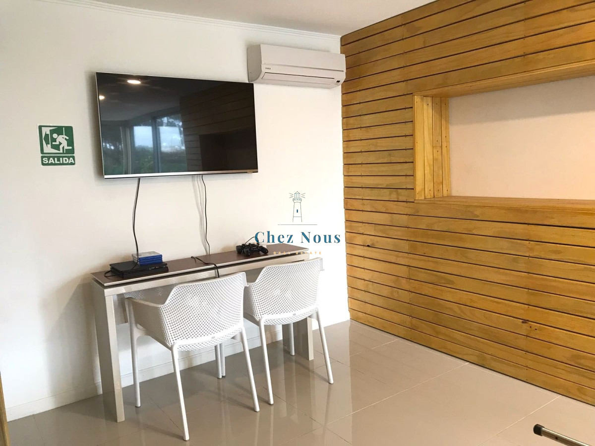 Apartamento ID.130 - Moderno Apartamento de Dos Dormitorios con Balcón en Venta - Punta del Este