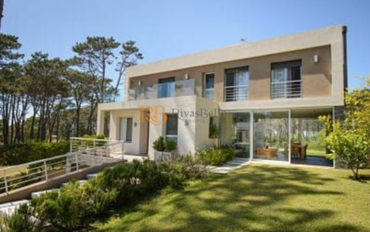 Casa ID.84 - Excelente propiedad en Barrio Privado - Cinco Dormitorios a metros del Mar