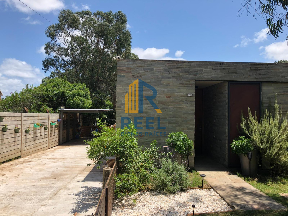 Casa ID.37 - Casa en Venta de 2 Dormitorios a pocos metros de Playa Mansa - Pinares Punta del Este