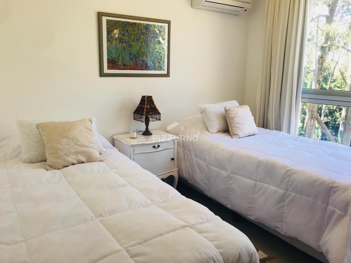 Apartamento Ref.400 - Moderno Apartamento de Dos Dormitorios con Balcón en Venta - Punta del Este