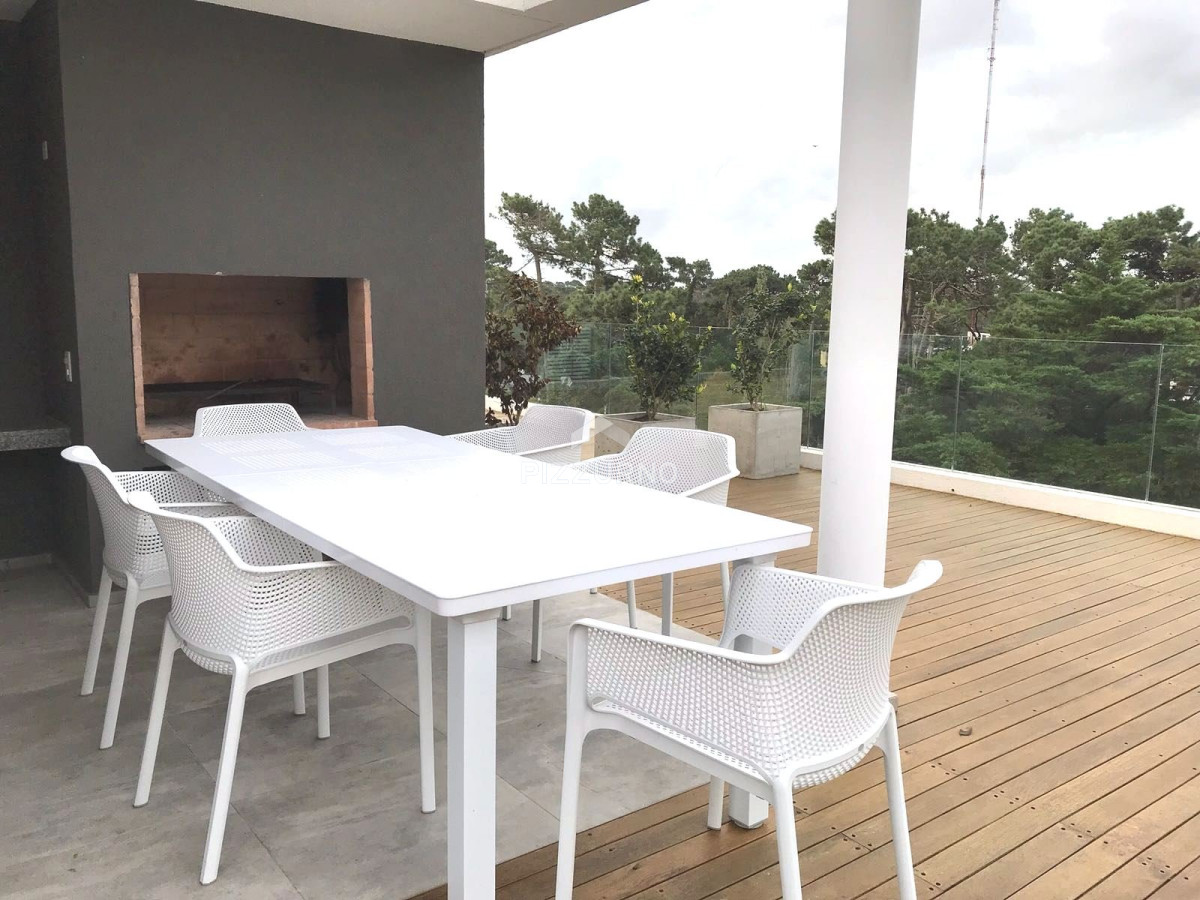 Apartamento Ref.400 - Moderno Apartamento de Dos Dormitorios con Balcón en Venta - Punta del Este
