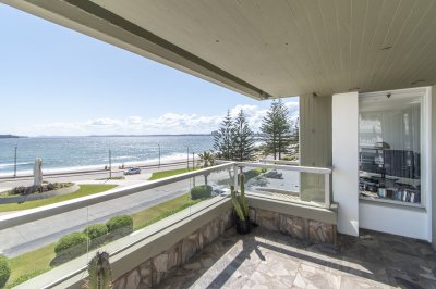 Malecon Punta del Este Apartamento de 3 dormitorios y servicios en venta en primera linea, Playa Mansa.