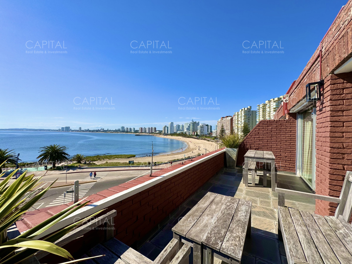 Apartamento de tres dormitorios en venta, Primera Linea Playa Mansa, Punta del Este. - CCP39040A