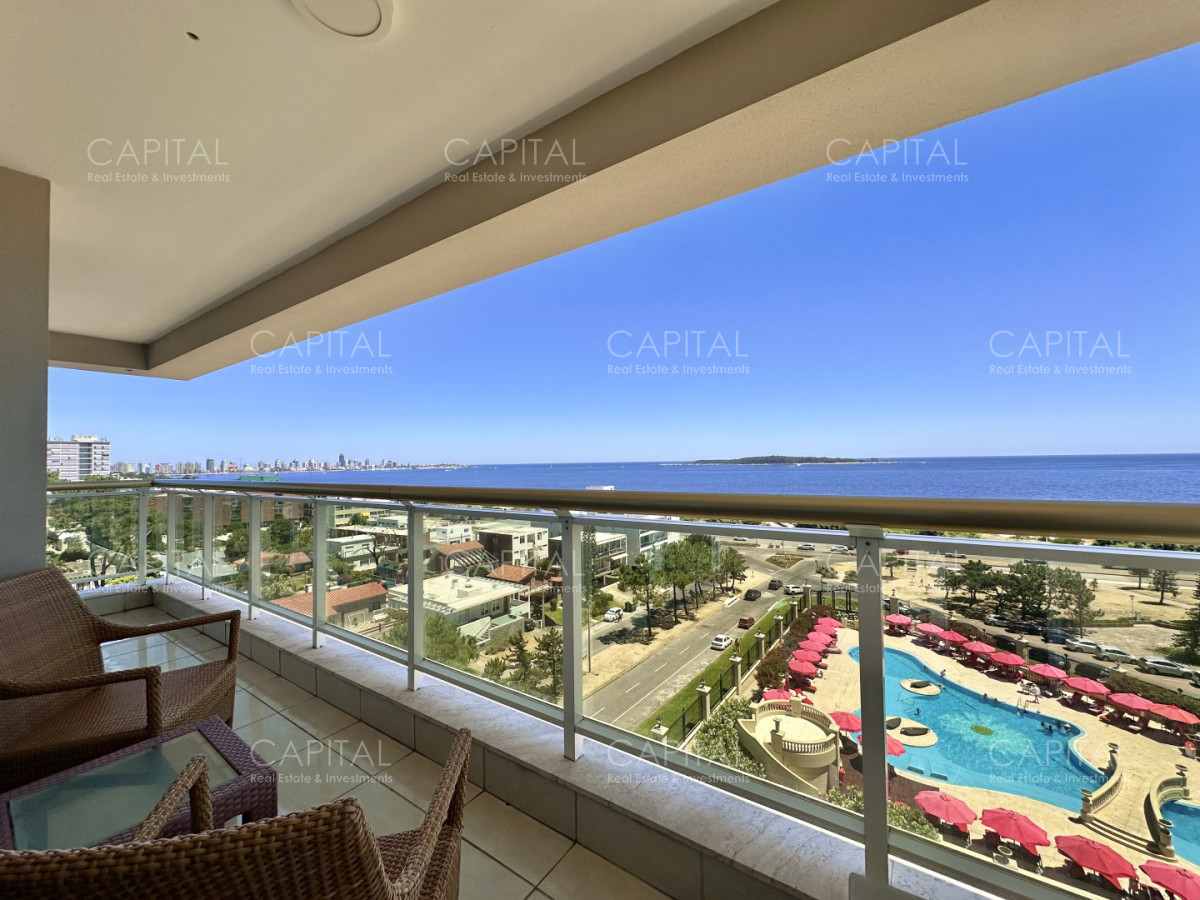 Apartamento de tres dormitorios y servicio con vista al mar en alquiler de verano, Playa Mansa, Punta del Este. - CCP36807A