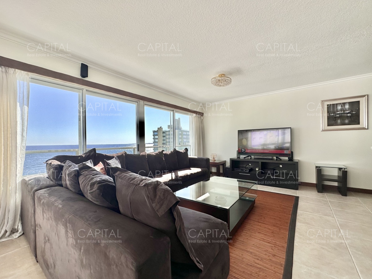 Lincoln Center Apartamento de tres dormitorios y dependencia con vista al mar en Playa Mansa, Punta del Este. - CCP35210A