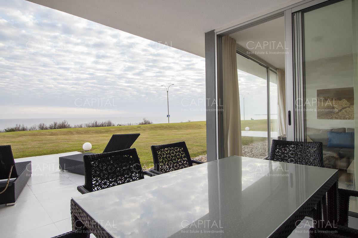 Apartamento moderno de dos dormitorios en venta sobre playa Mansa, Pinares. - CCP29657A