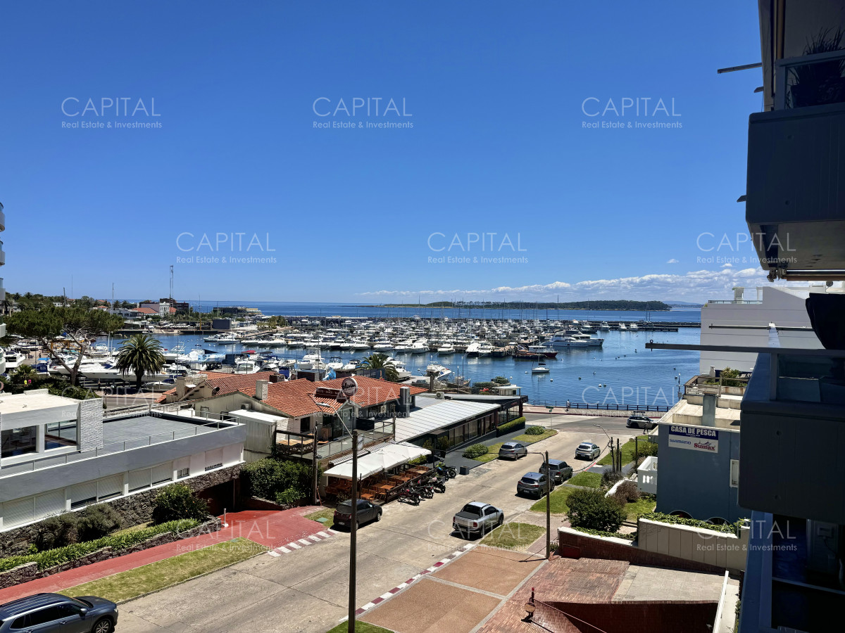 Apartamento de tres dormitorios y medio más dependencia, Edificio Monarca, Punta del Este. - CCP38762A