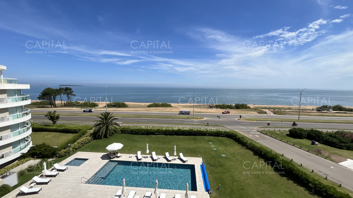 Apartamento de un dormitorio y medio en alquiler temporal, frente al mar en playa mansa. - CCP34329A