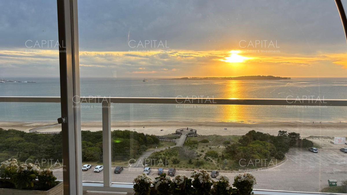 Apartamento en Venta de 3 dormitorios y dependencia en Playa Mansa, Punta del Este - CCP39487A