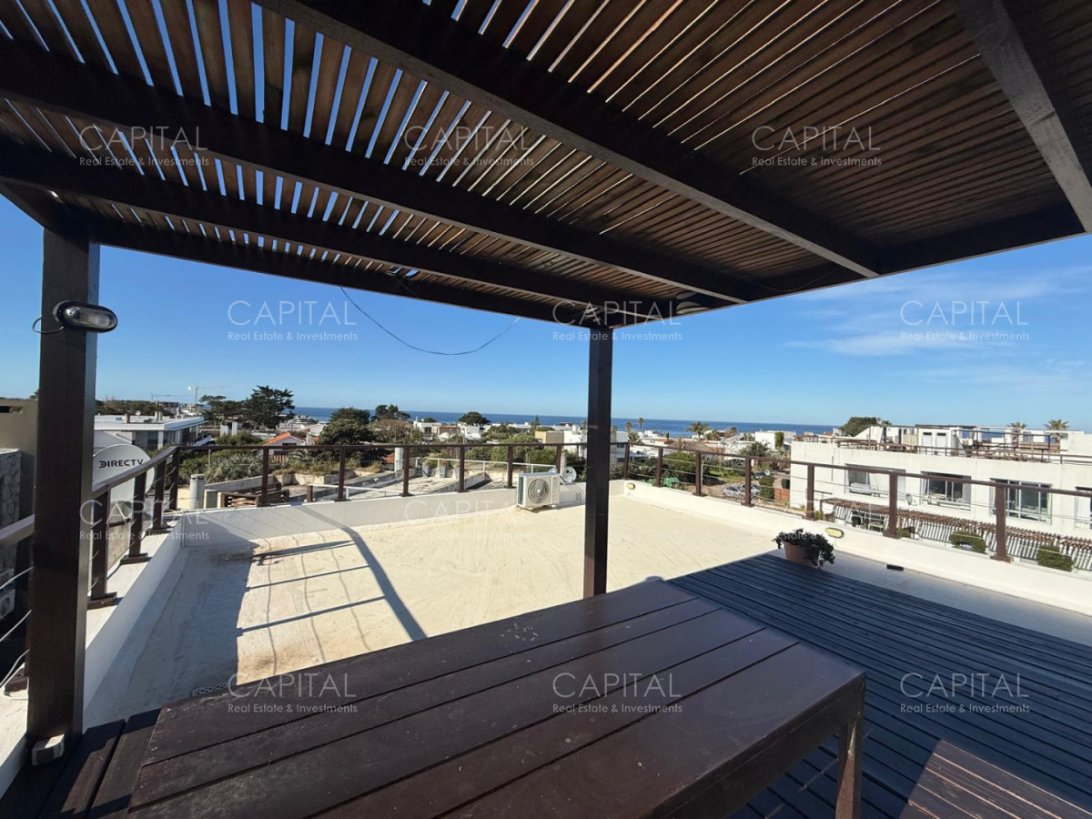 Apartamento ID.40377 - Departamento dos dormitorios en Manantiales en Alquiler con vista al mar y terraza.