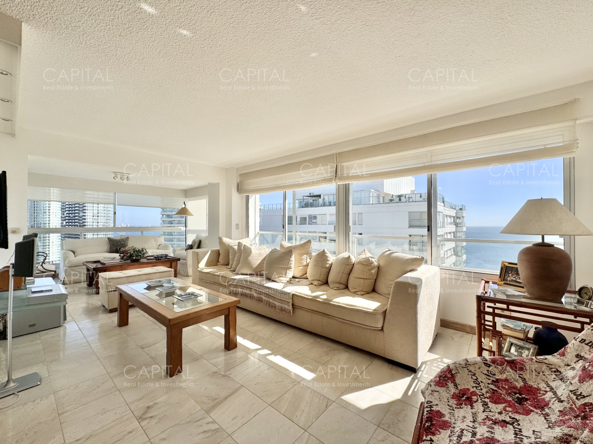 Apartamento ID.39373 - Apartamento de tres dormitorios y dependencia en venta, Playa Mansa, Punta del Este.