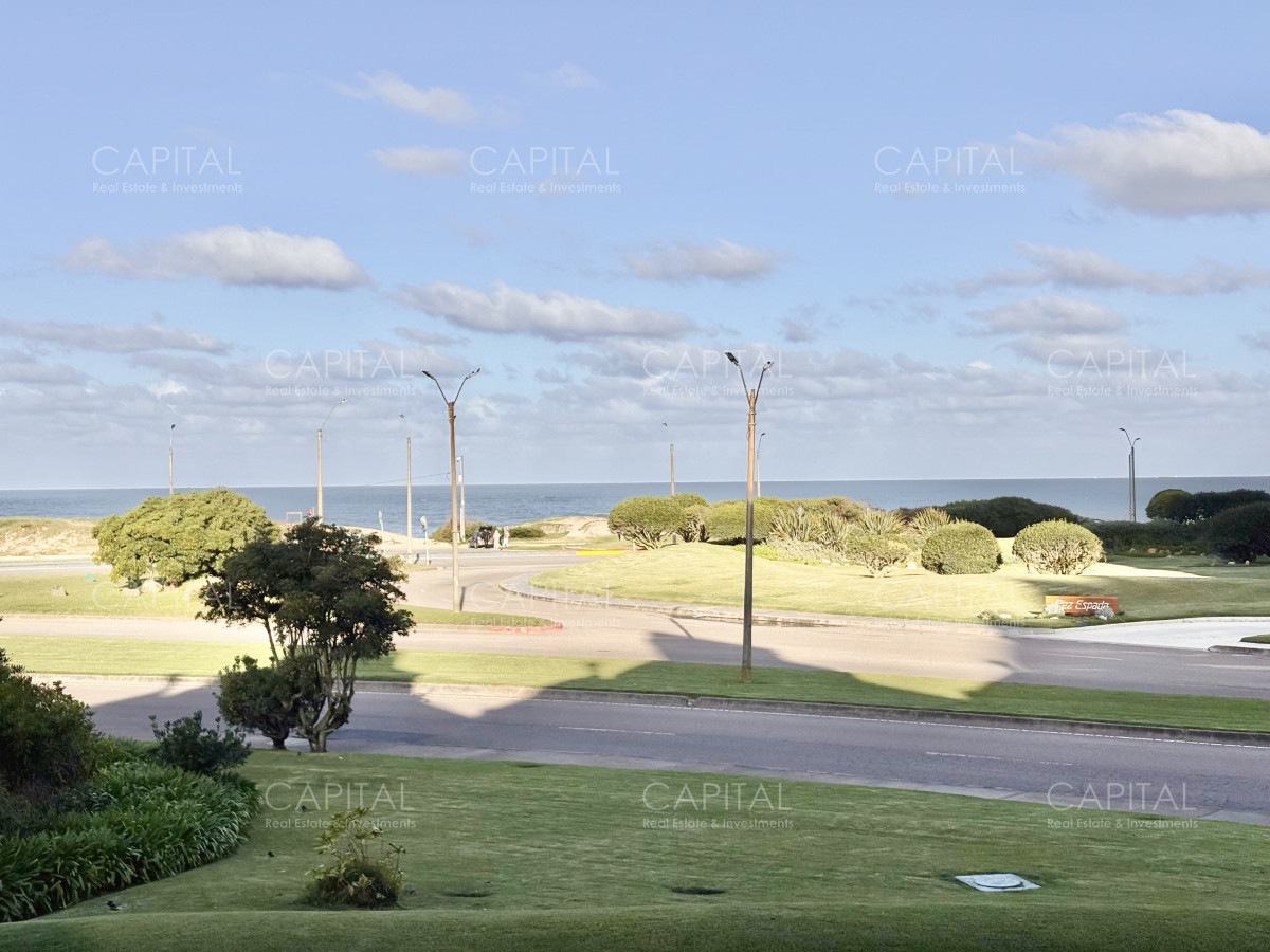 Apartamento ID.27183 - Apartamento reciclado de dos dormitorios frente al mar en Playa Brava en venta