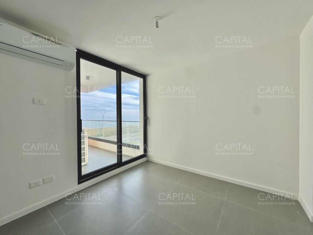 Apartamento ID.40351 - Apartamento semi piso de tres dormitorios frente al mar en playa mansa en venta