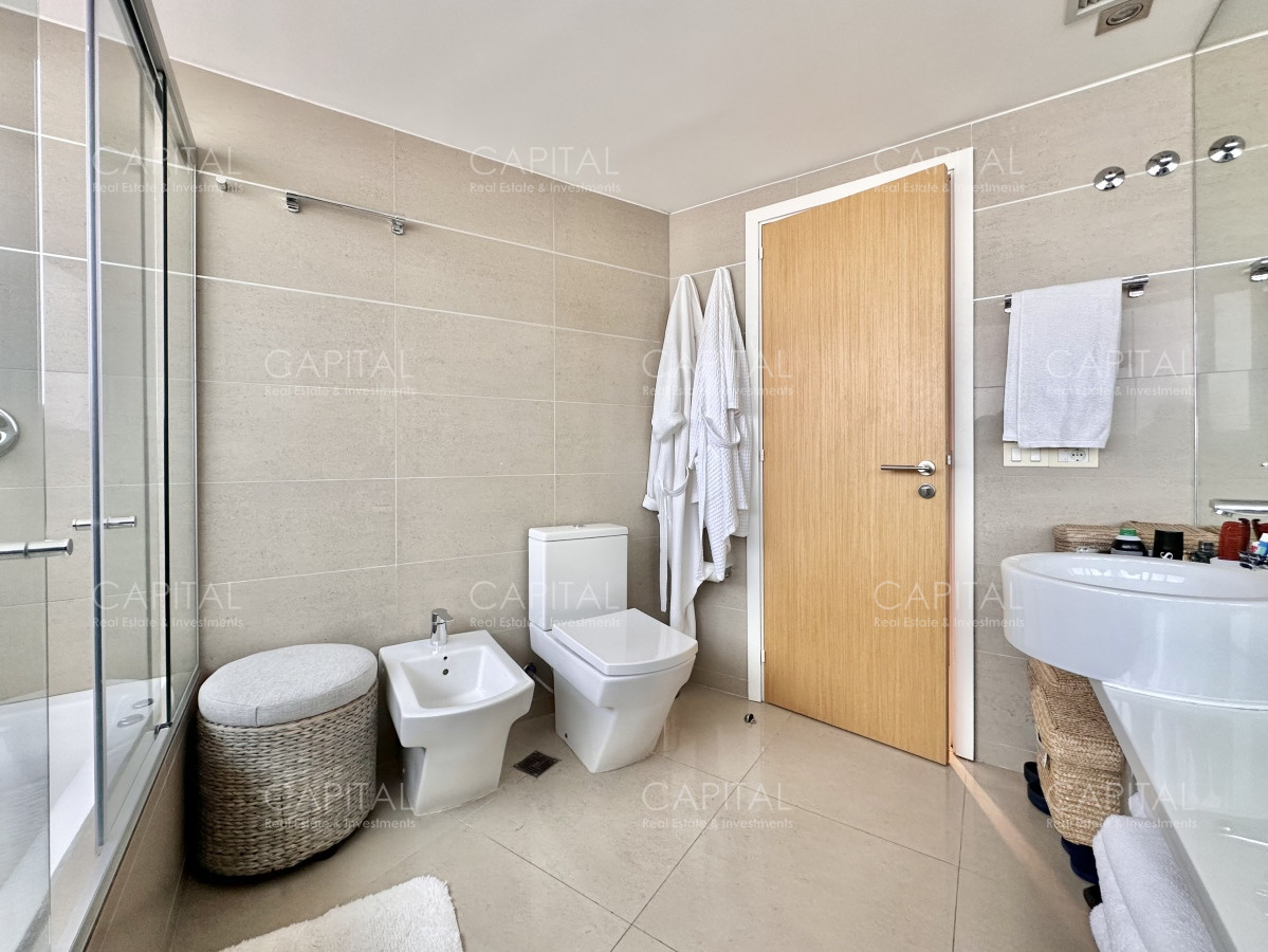 Apartamento ID.34873 - Apartamento de tres dormitorios y dependencia con vista al mar, Playa Mansa, Punta del Este.