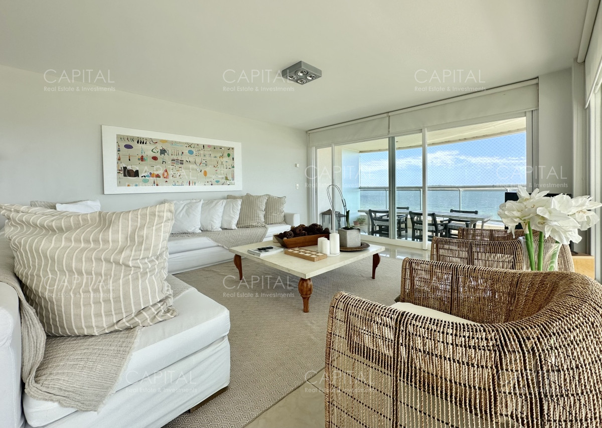 Apartamento ID.35573 - Apartamento de tres dormitorios y dependencia frente al mar en alquiler de temporada, Playa Mansa, Punta del Este.