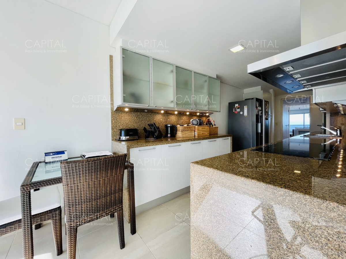 Apartamento ID.31416 - Le Parc Punta del Este de tres dormitorios más dependencia en torre de categoría sobre playa Brava, Punta del Este
