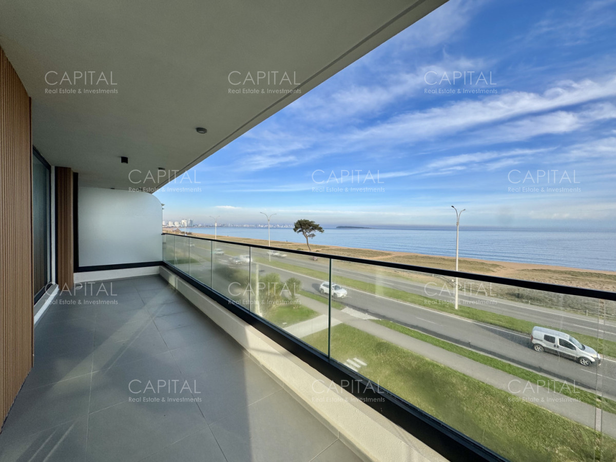 Apartamento ID.40351 - Apartamento semi piso de tres dormitorios frente al mar en playa mansa en venta