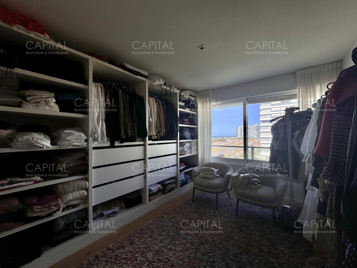 Apartamento ID.35545 - Apartamento reciclado de tres dormitorios en primera linea del mar, Playa Brava, Punta del Este.