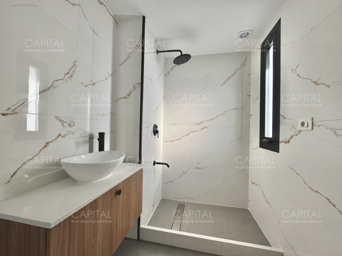 Apartamento ID.40350 - Apartamento semi piso de tres dormitorios frente al mar en playa mansa en venta