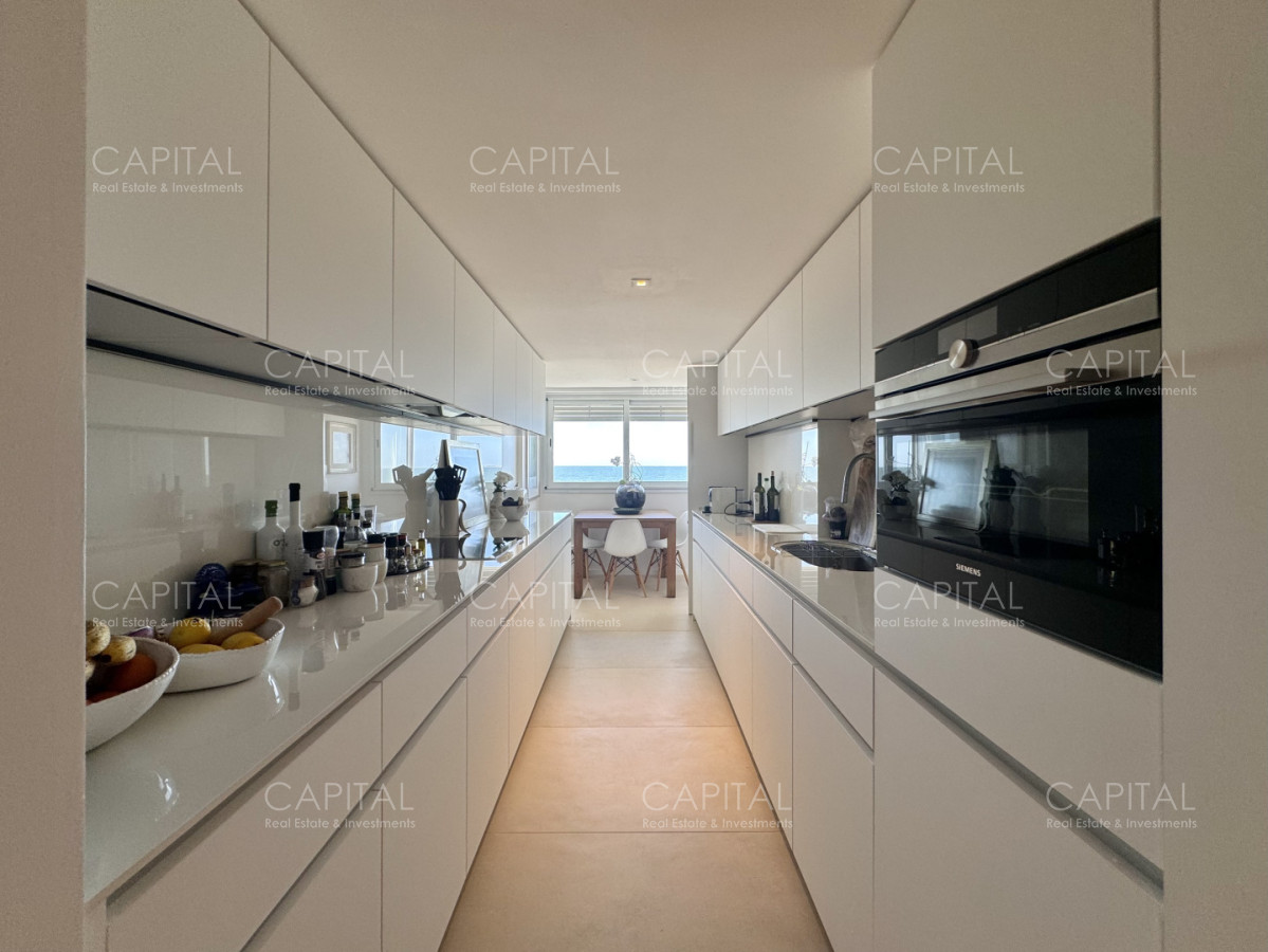Apartamento ID.35545 - Apartamento reciclado de tres dormitorios en primera linea del mar, Playa Brava, Punta del Este.