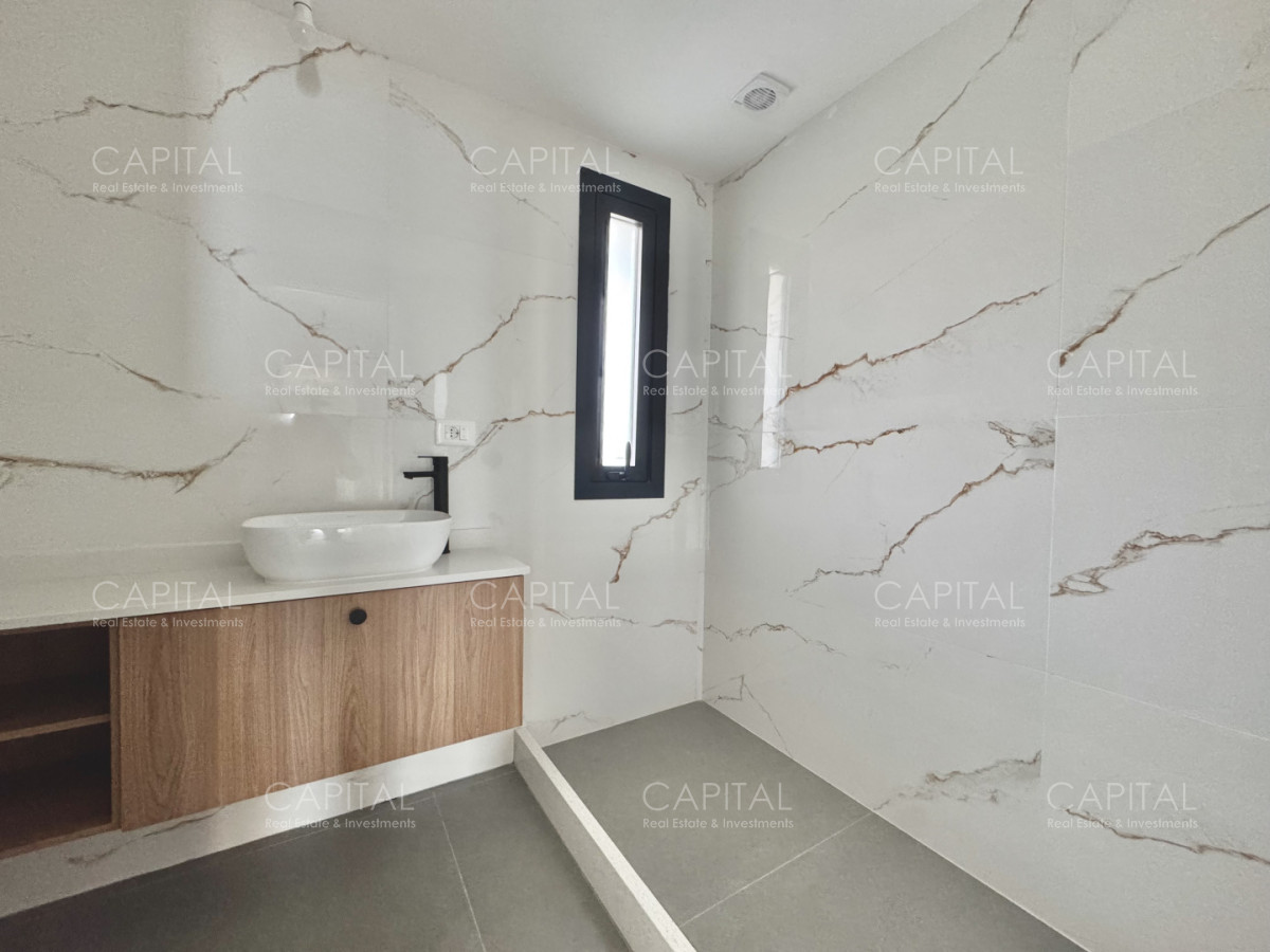 Apartamento ID.40350 - Apartamento semi piso de tres dormitorios frente al mar en playa mansa en venta