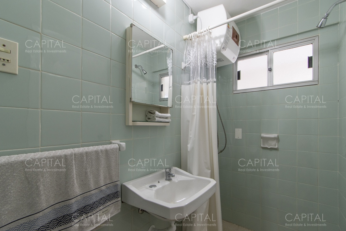 Apartamento ID.33828 - Imarangatu de dos dormitorios y dependencia frente al mar en venta Punta del Este.