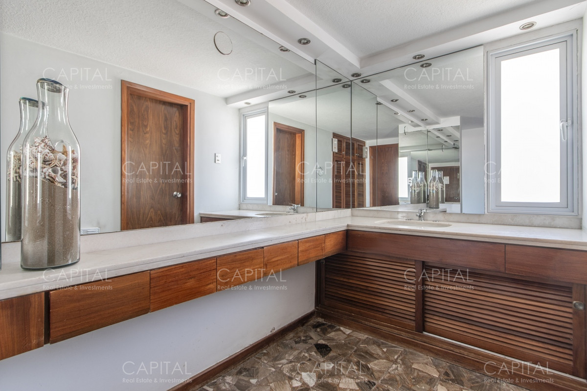 Apartamento ID.31268 - Malecon Punta del Este Apartamento de 3 dormitorios y servicios en venta en primera linea, Playa Mansa.