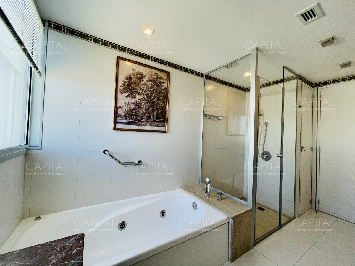 Apartamento ID.31416 - Le Parc Punta del Este de tres dormitorios más dependencia en torre de categoría sobre playa Brava, Punta del Este