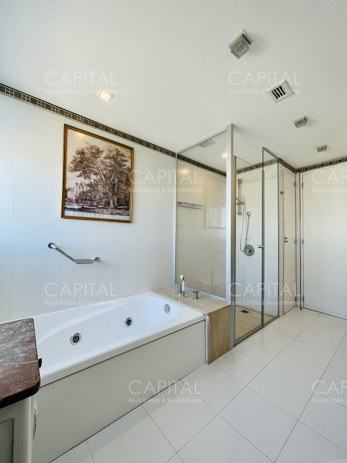 Apartamento ID.31416 - Le Parc Punta del Este de tres dormitorios más dependencia en torre de categoría sobre playa Brava, Punta del Este