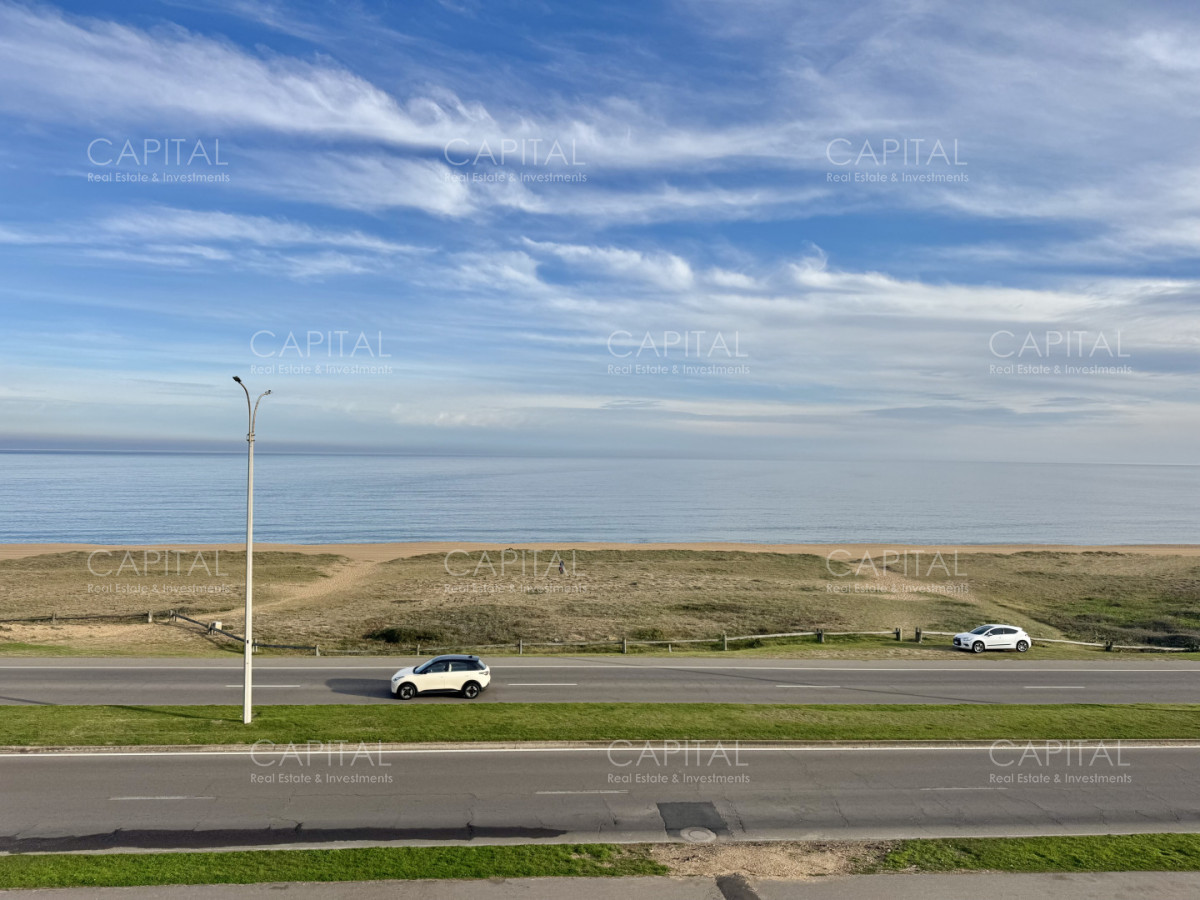 Apartamento ID.40350 - Apartamento semi piso de tres dormitorios frente al mar en playa mansa en venta