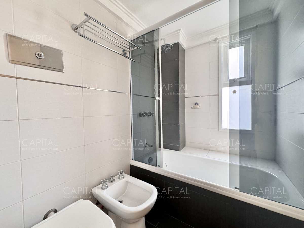 Apartamento ID.38763 - Edificio en primera linea del mar, departamento de tres dormitorios en venta, Playa Mansa.