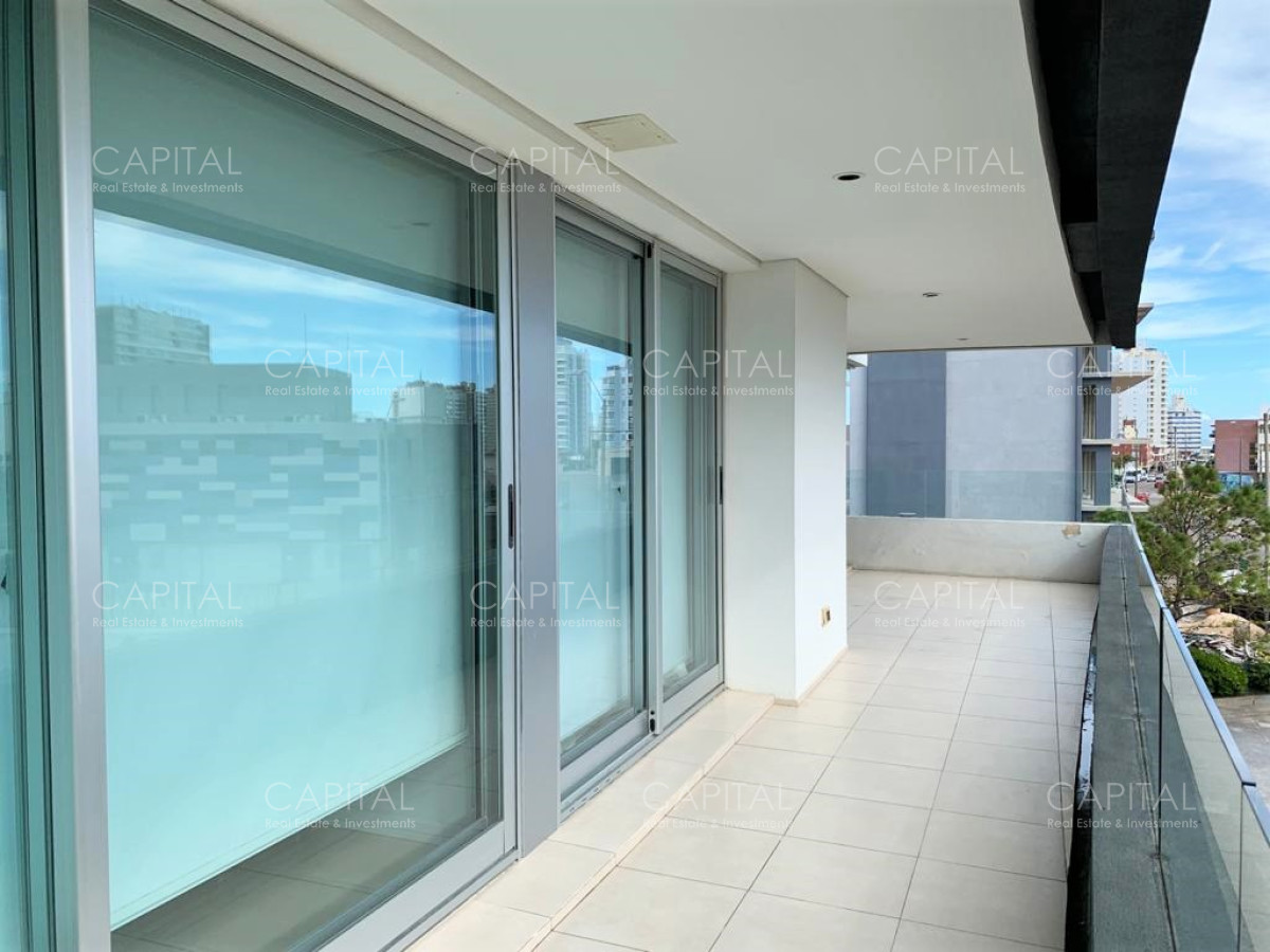 Apartamento ID.30716 - Apartamento de tres dormitorios, edificio con buenos servicios.