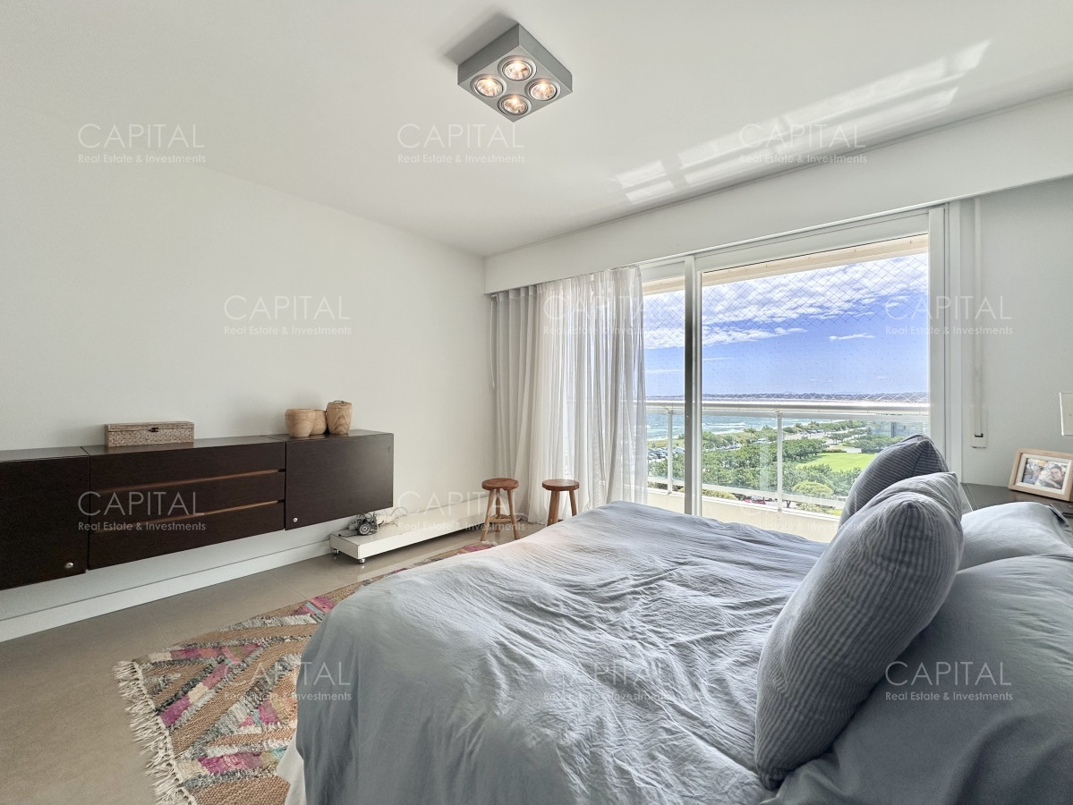 Apartamento ID.35573 - Apartamento de tres dormitorios y dependencia frente al mar en alquiler de temporada, Playa Mansa, Punta del Este.