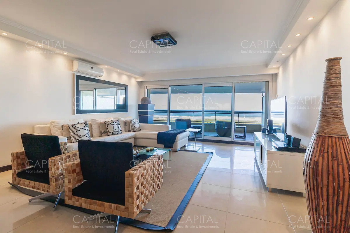 Apartamento ID.33892 - Apartamentoen torre lobos de tres dormitorios en primera linea frente al mar en Playa Brava en Alquiler, Punta del Este