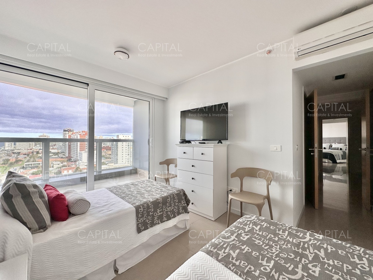 Apartamento ID.34873 - Apartamento de tres dormitorios y dependencia con vista al mar, Playa Mansa, Punta del Este.