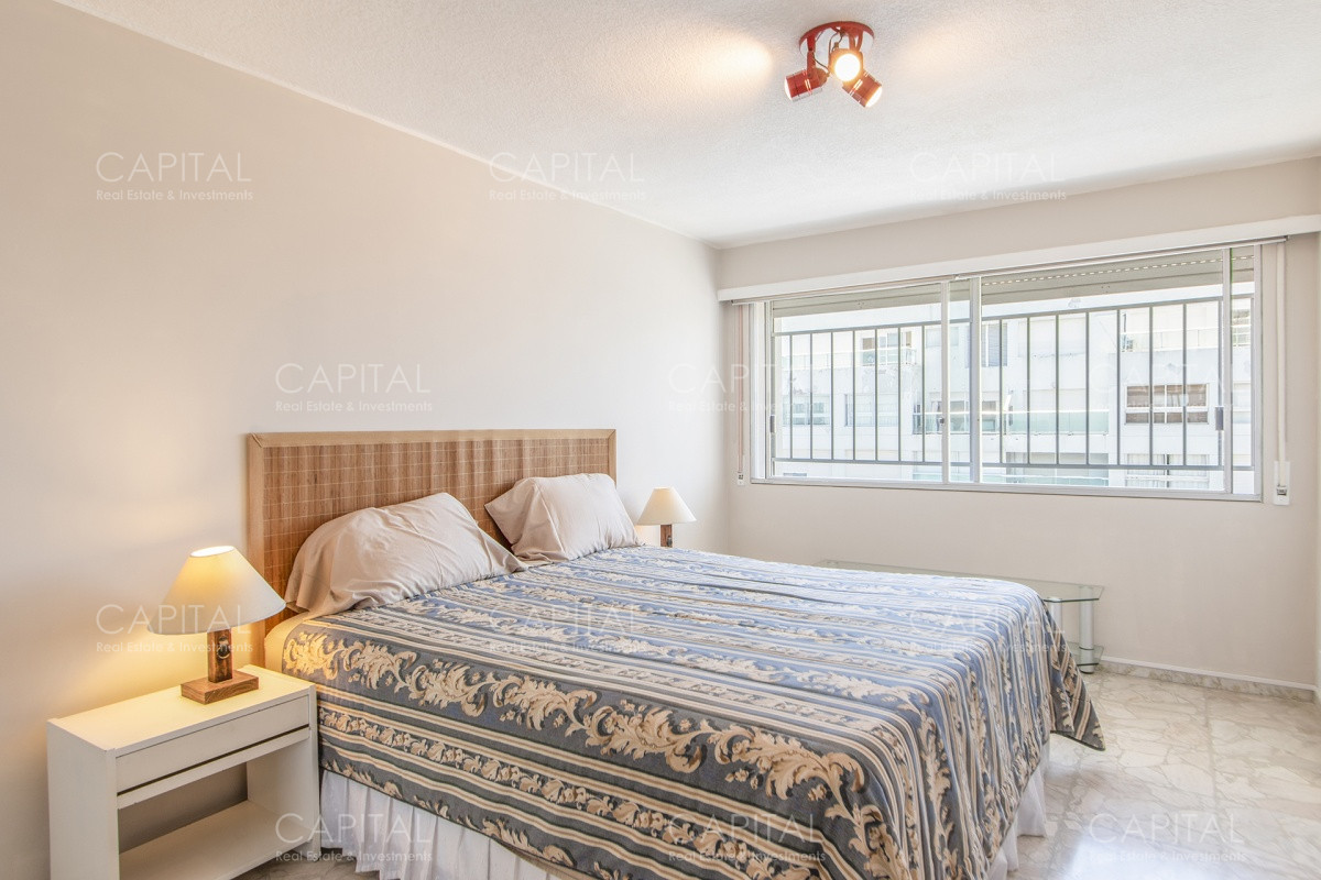 Apartamento ID.33828 - Imarangatu de dos dormitorios y dependencia frente al mar en venta Punta del Este.