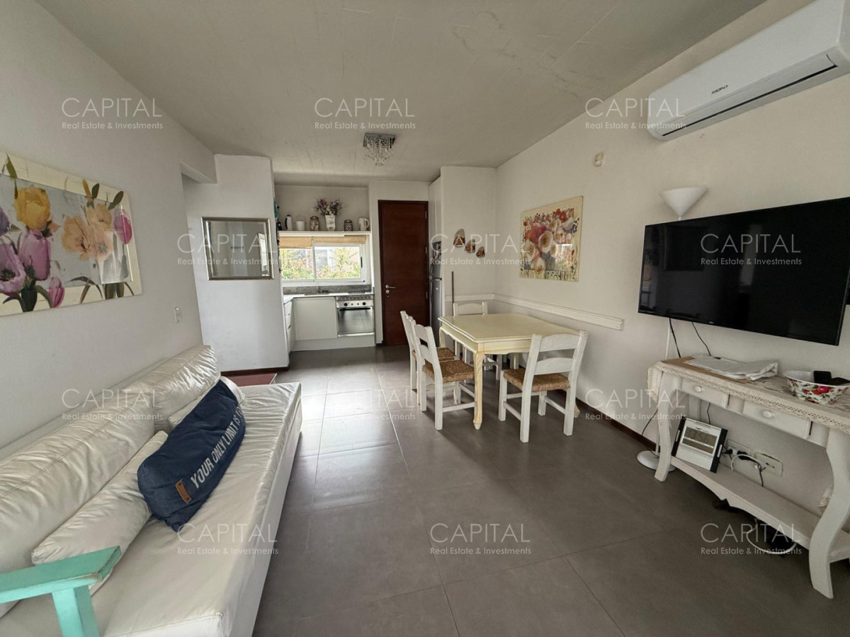 Apartamento ID.40377 - Departamento dos dormitorios en Manantiales en Alquiler con vista al mar y terraza.
