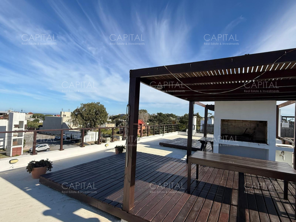 Apartamento ID.40377 - Departamento dos dormitorios en Manantiales en Alquiler con vista al mar y terraza.