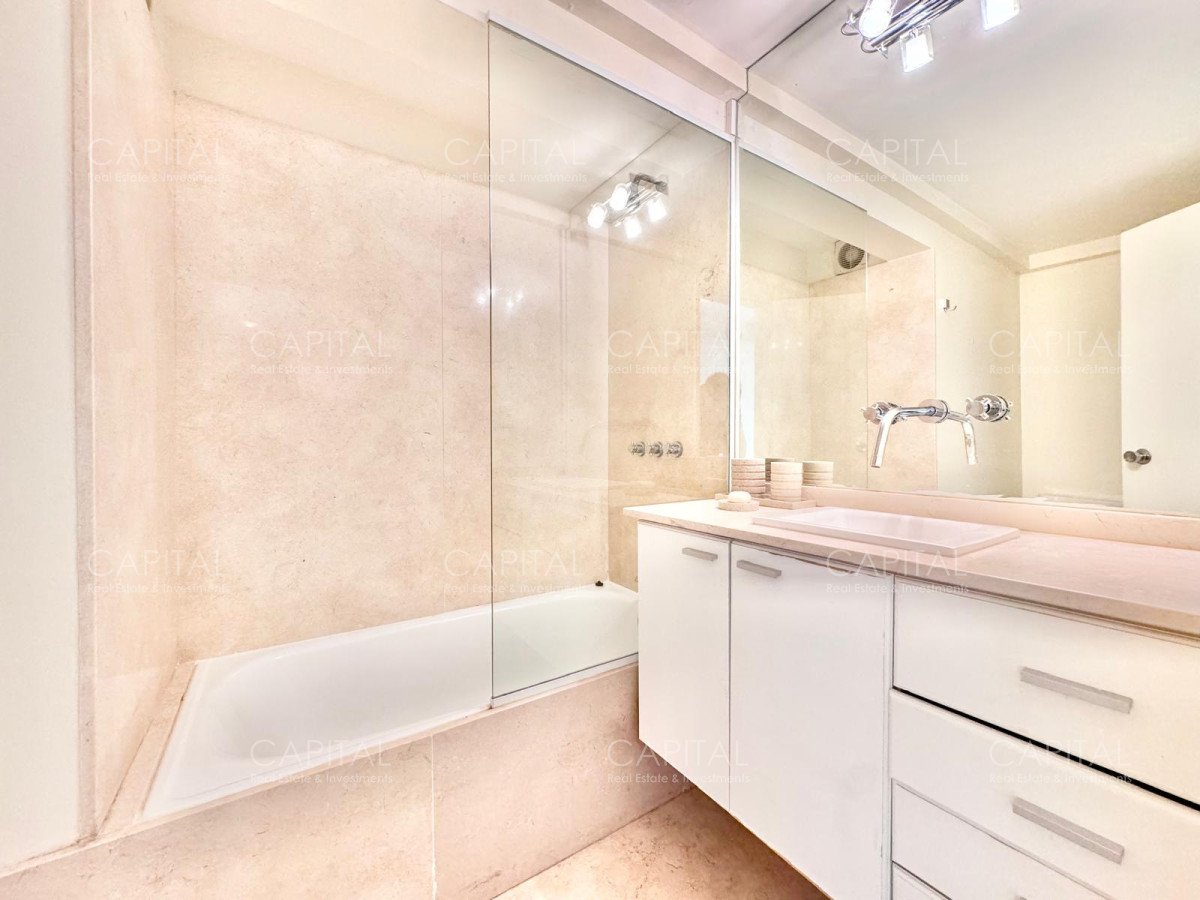 Apartamento ID.36358 - Excelente Apartamento primera linea playa mansa en edificio de categoría